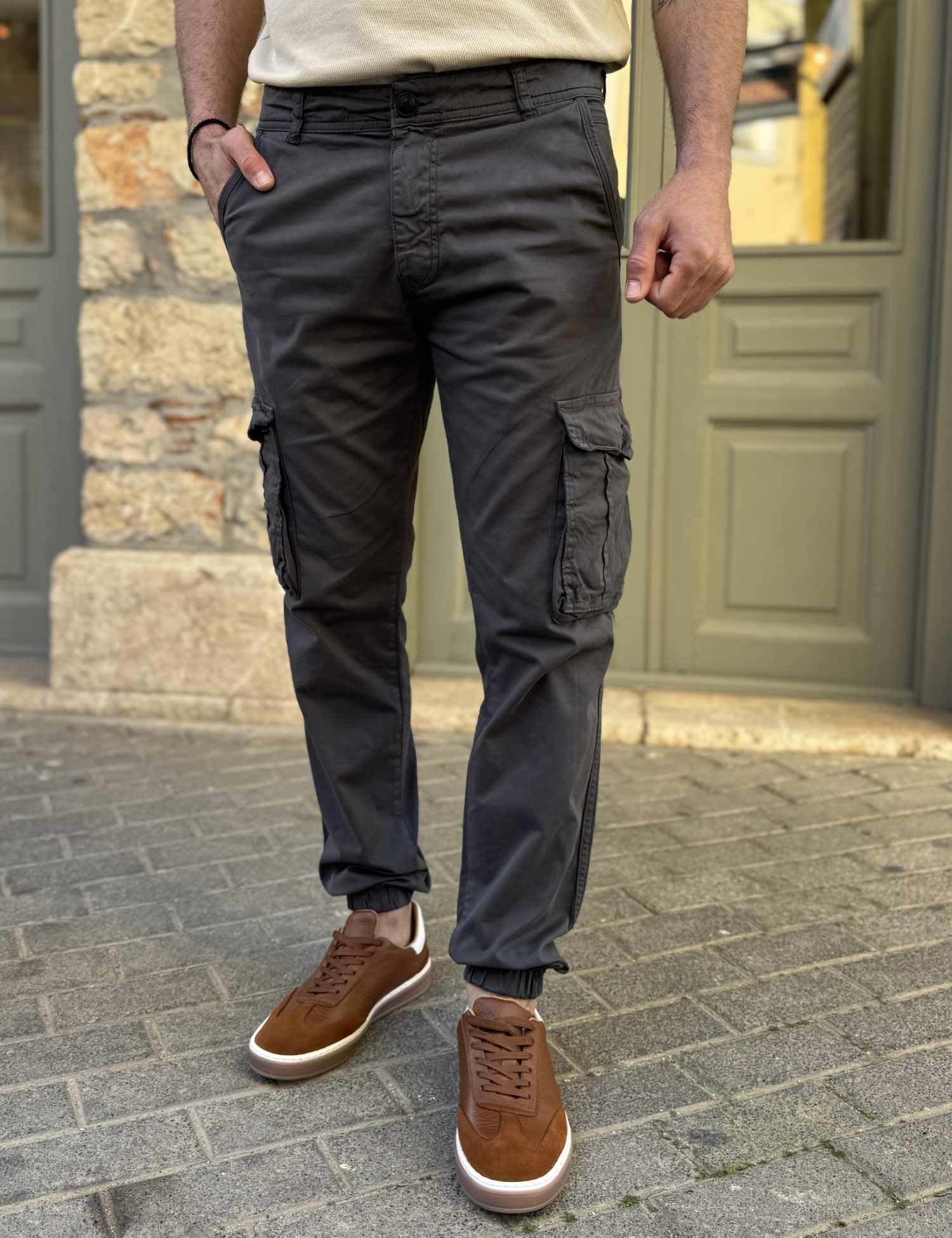 Ανδρικό ανθρακί υφασμάτινο cargo παντελόνι 210922A